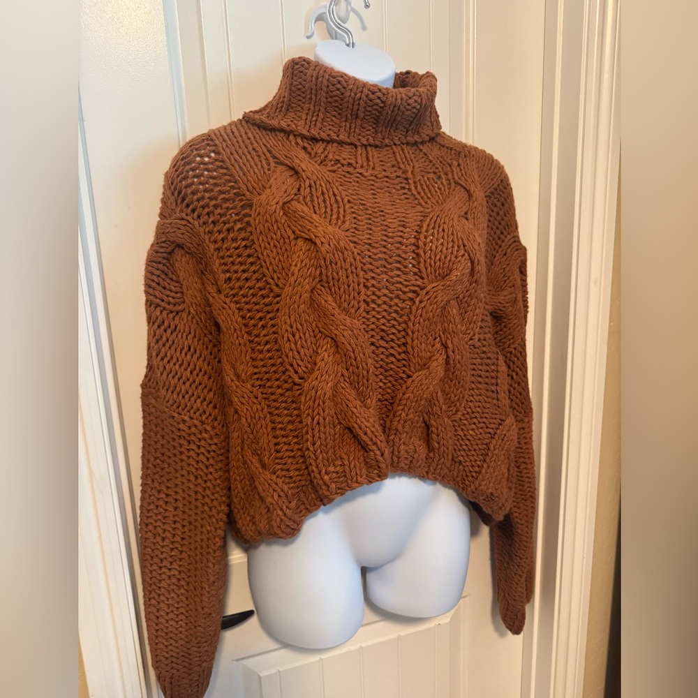 🍂 VICI Skylar Rose Cable Knit Cropped Turtleneck Sweater Size Large Cozy Caramel - Picture 5 of 8